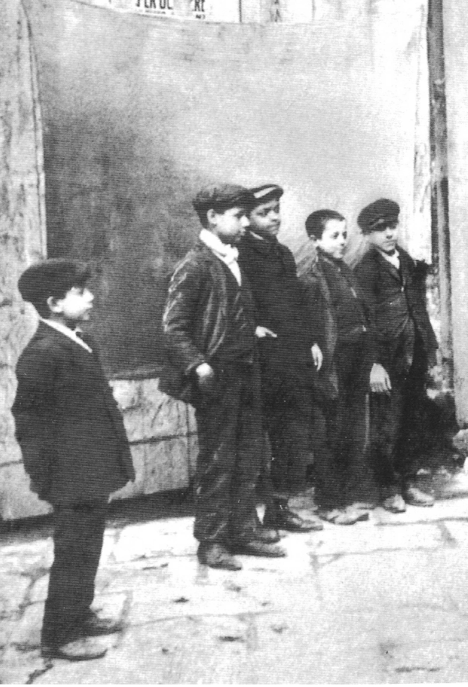 Fotografía histórica en blanco y negro de los niños de las calles de Nápoles.
