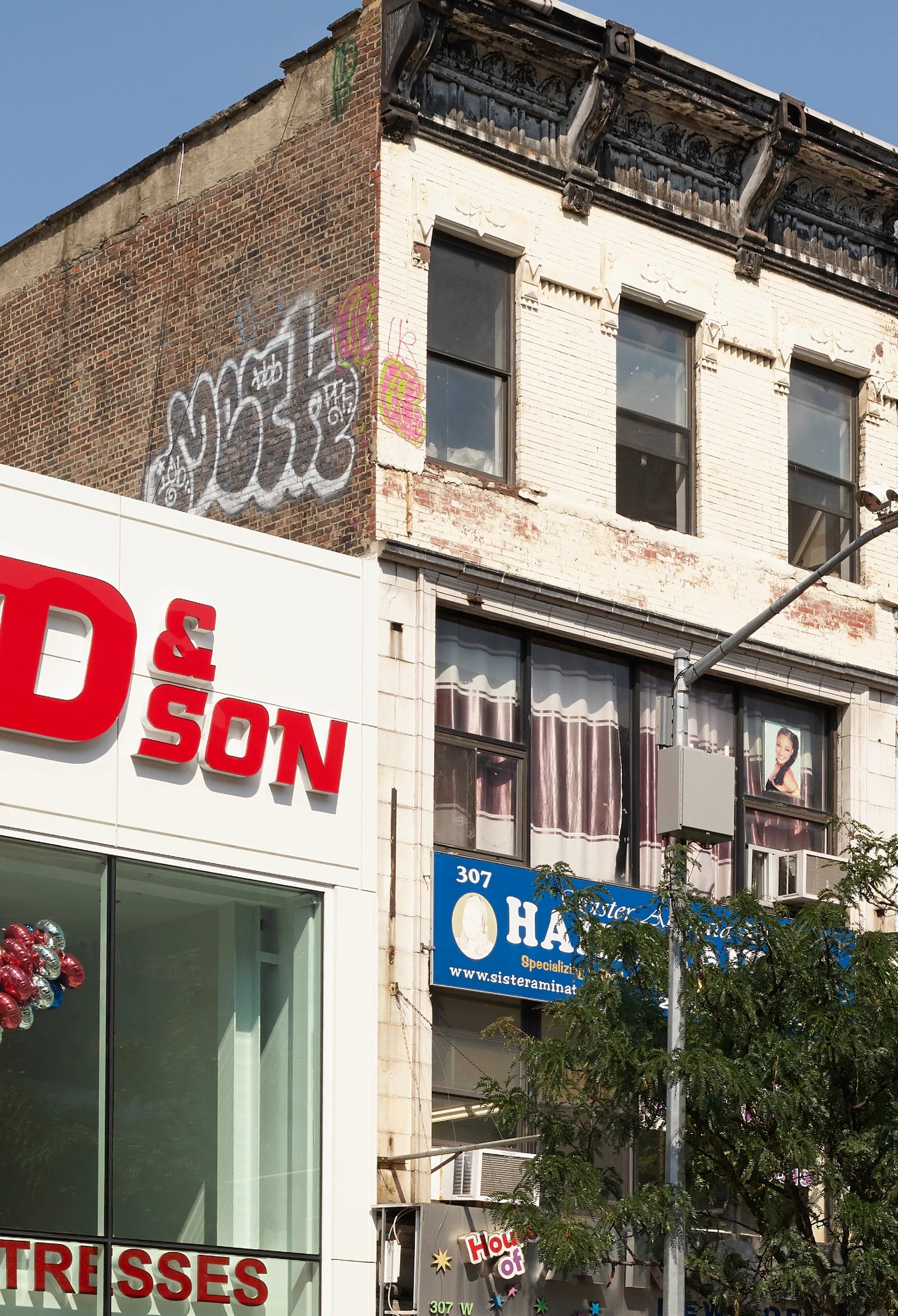 Fachadas y comercios de una calle de Harlem, Nueva York.